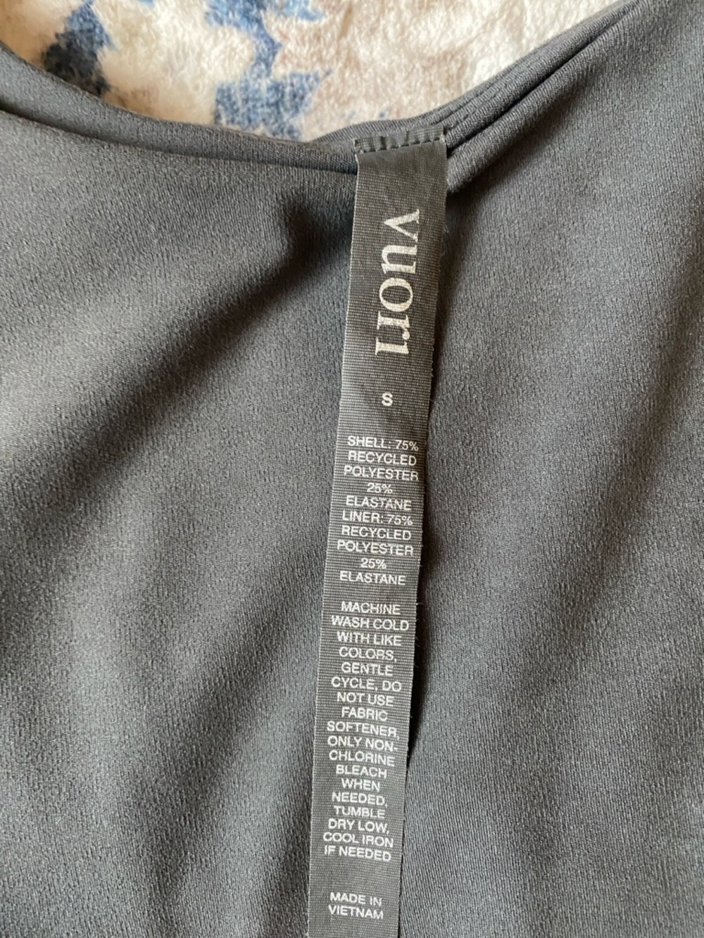 Like new! Vuori Scoop Neck Crop Tank Top in Charcoal - Picture 4 of 5